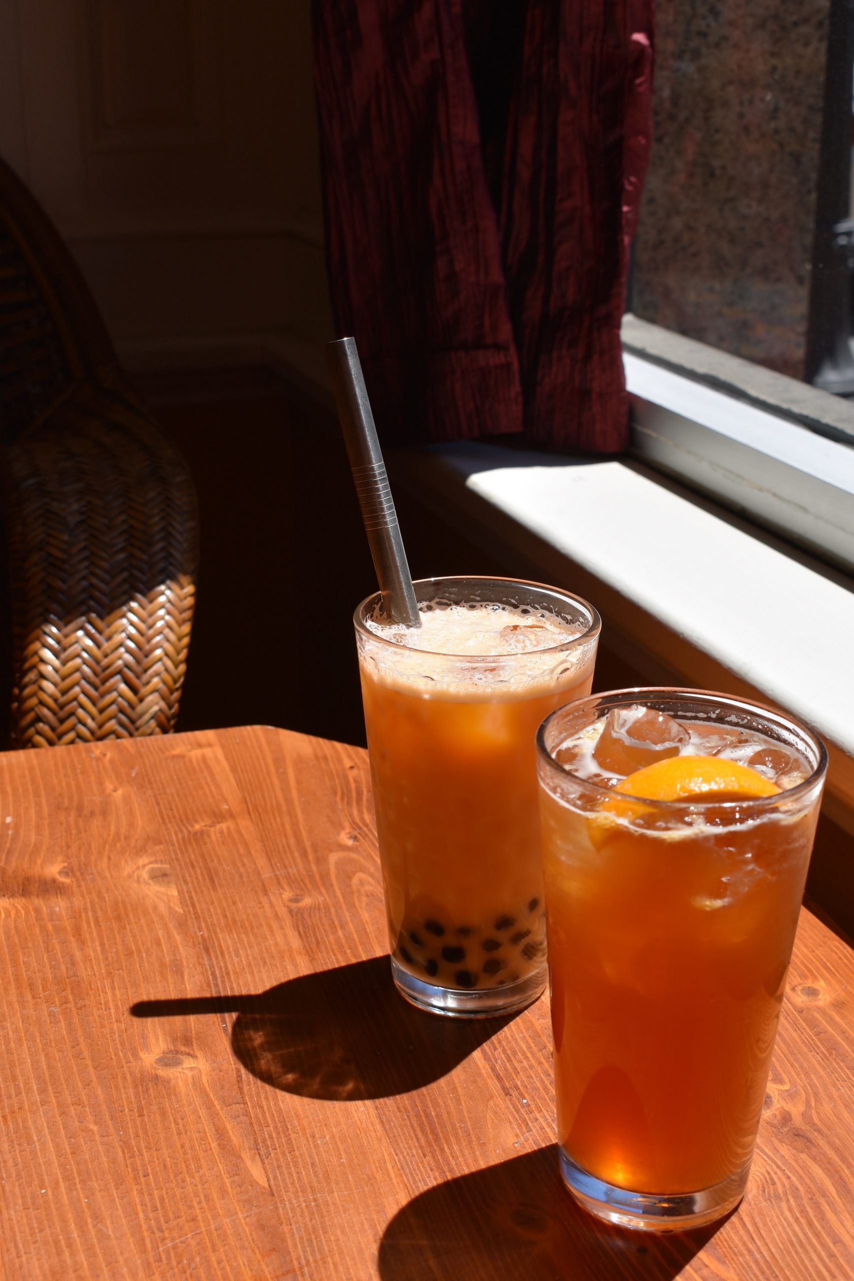 Foto van twee-glazen met bruine drank en een rietje